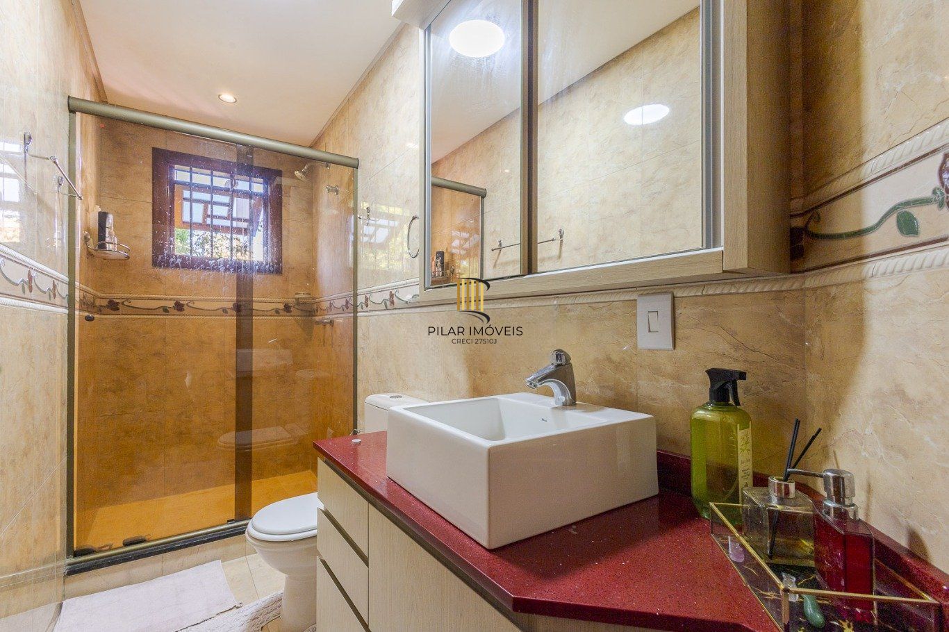 Casa de 297m² no centro de canoas, com 3 quartos, 1 suíte e 3 vagas de garagem.