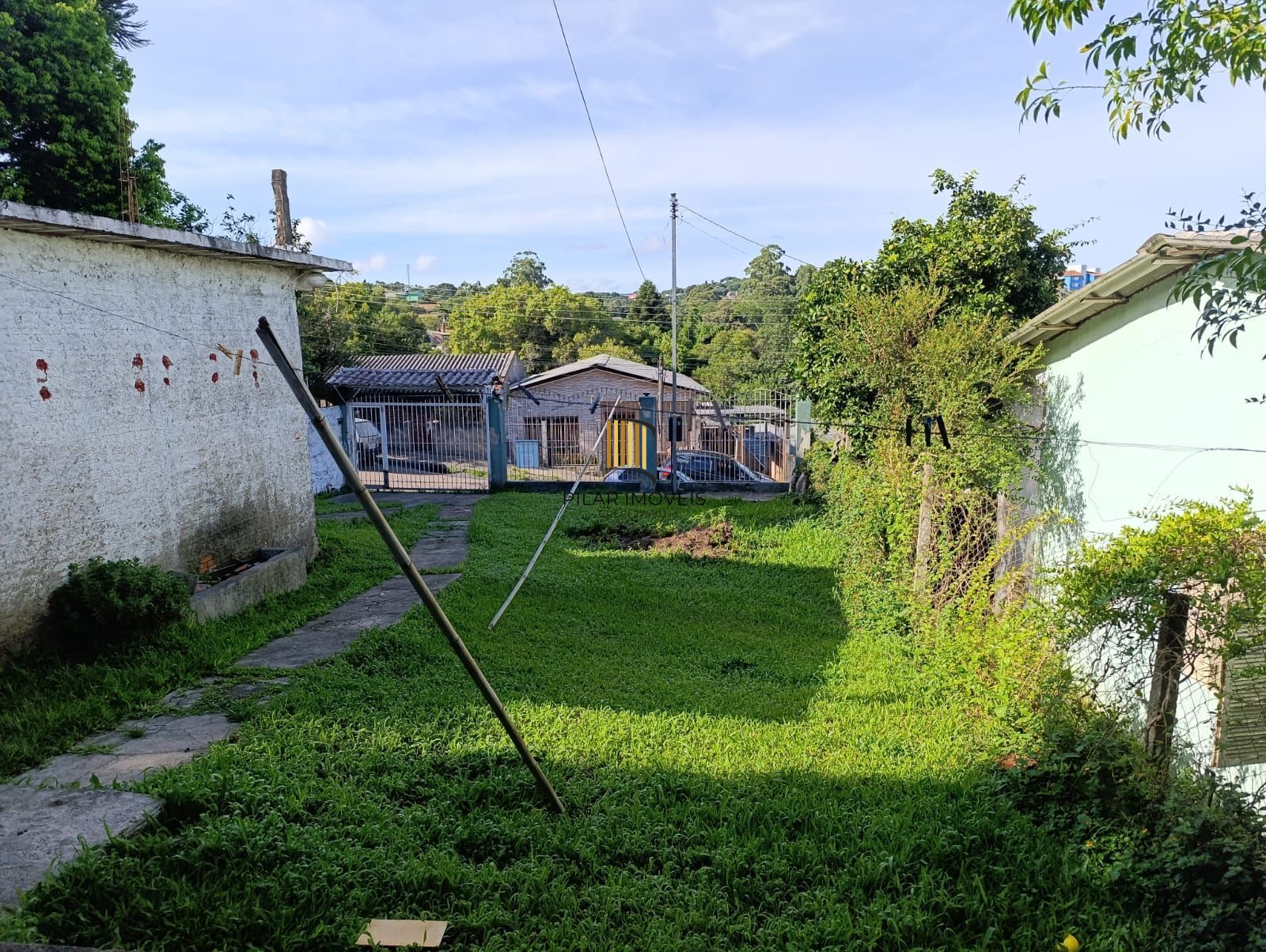 Casa de 2 quartos , pátio, 1 vaga no bairro Lomba do Pinheiro