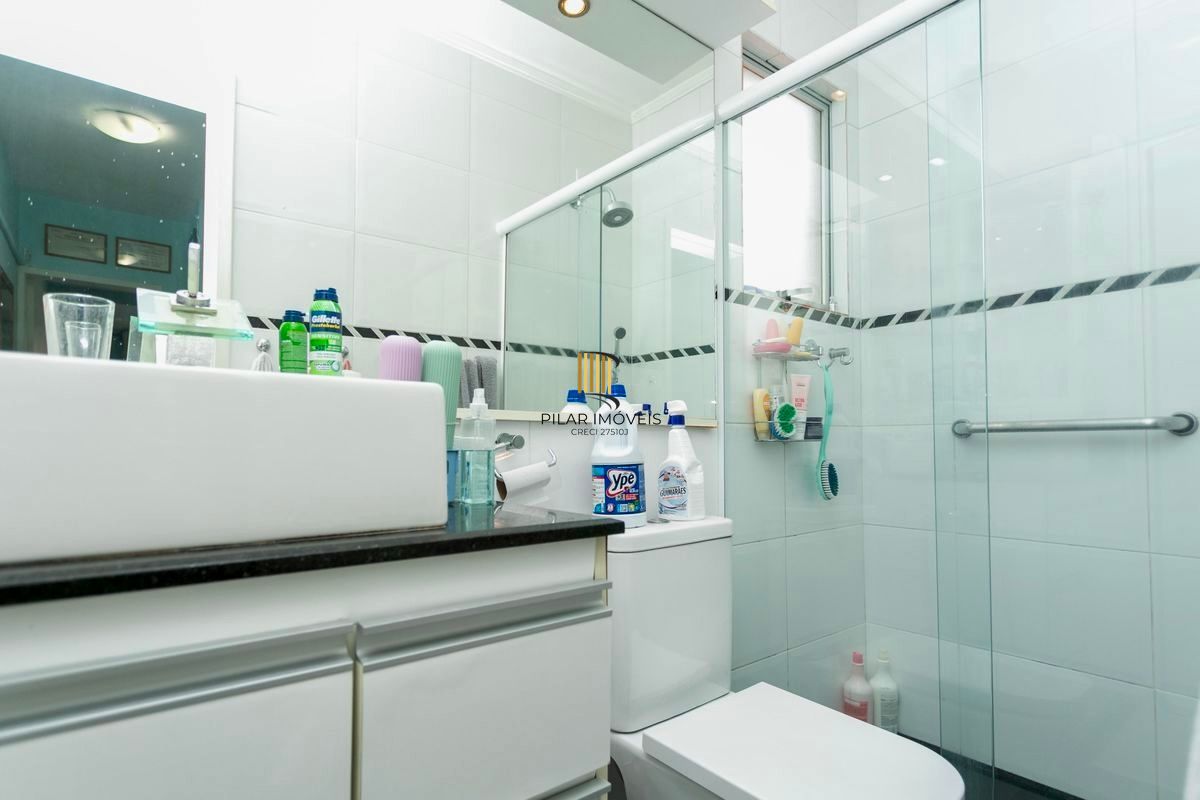 Casa 2 dormitórios 2 vagas cobertas em condomínio com Piscina Porto Alegre