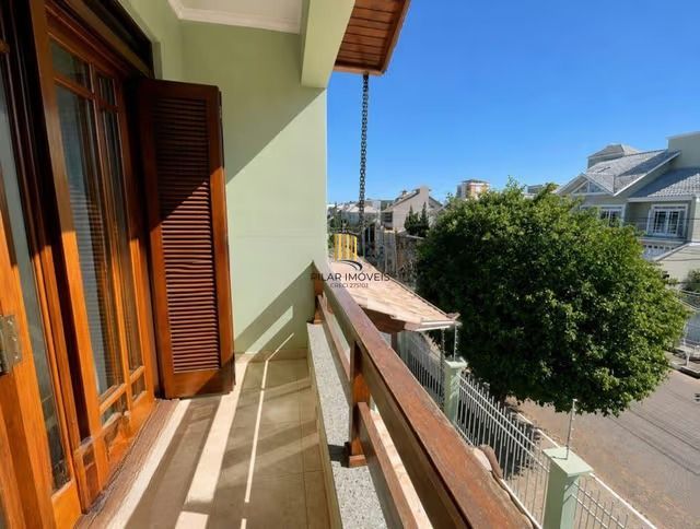 Casa de 3 dormitórios, piscina e 4 vagas de garagem em Canoas.