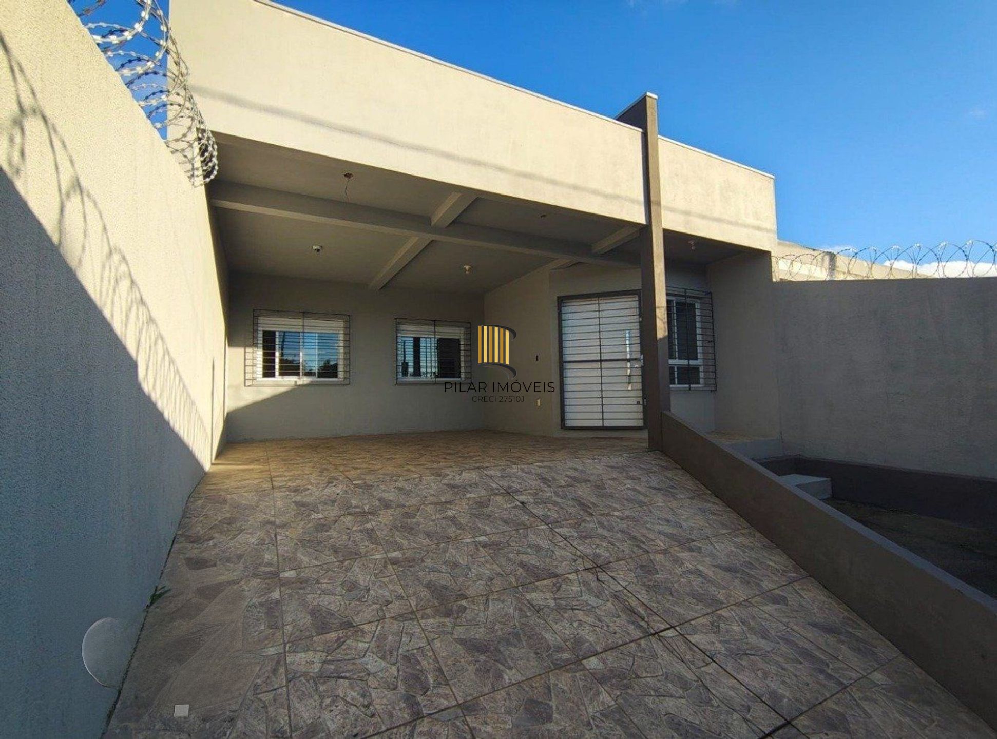 Casa com Lage, 3 dormitórios, 2 vagas de garagem no bairro Guajuviras.