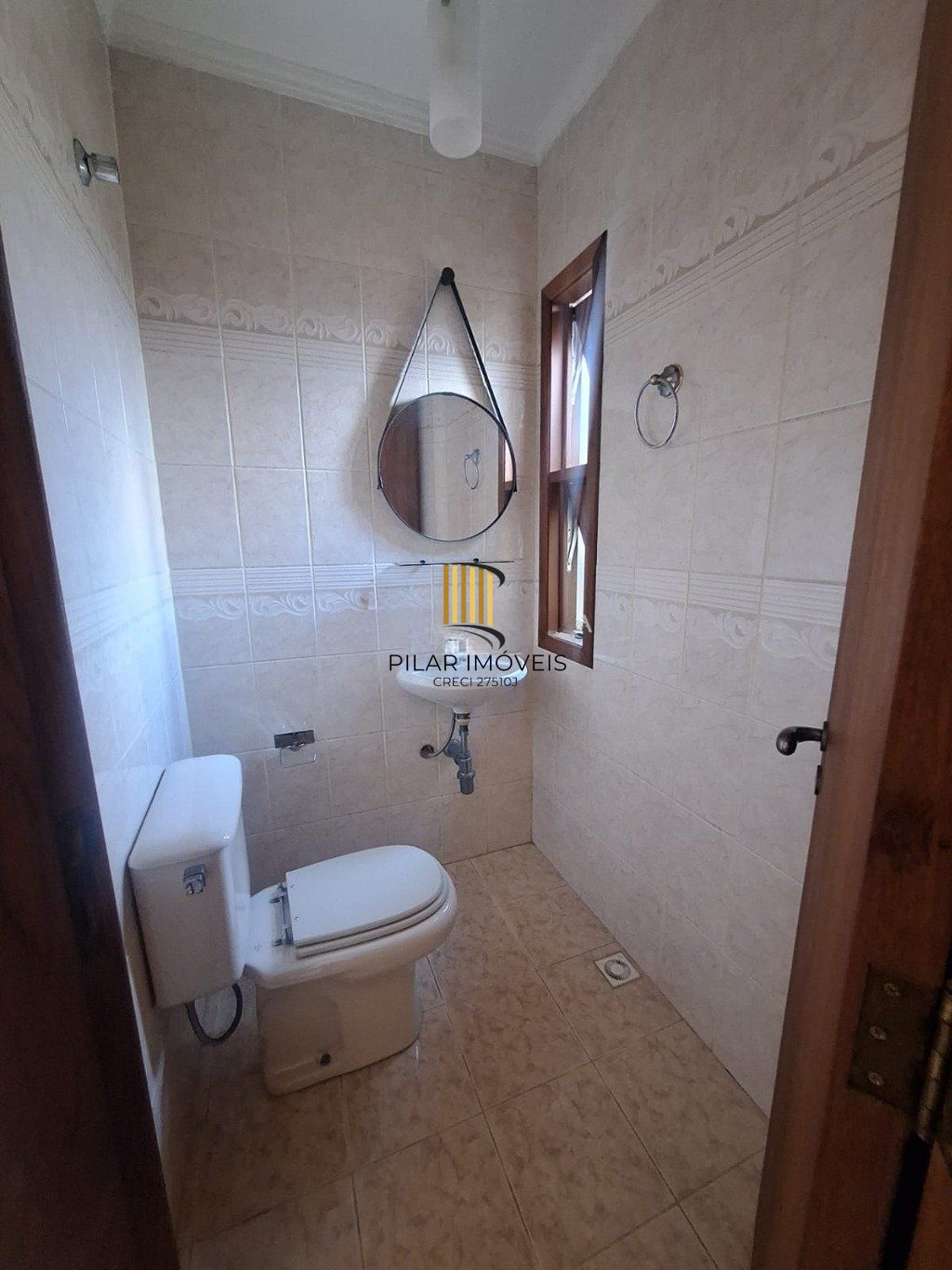 Casa 5 dormitórios, 1 suíte,  piscina e 2 vaga de garagem em Canoas.