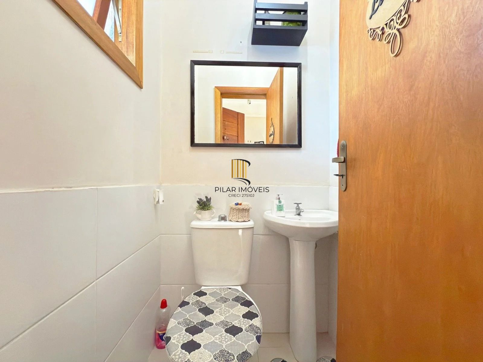 Casa com 2 quartos, 3 banheiros, pátio e churrasqueira no bairro Serraria