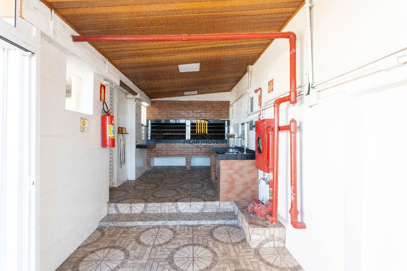 JK mobiliado com sacada e vista na Borges de Medeiros no Centro Historico