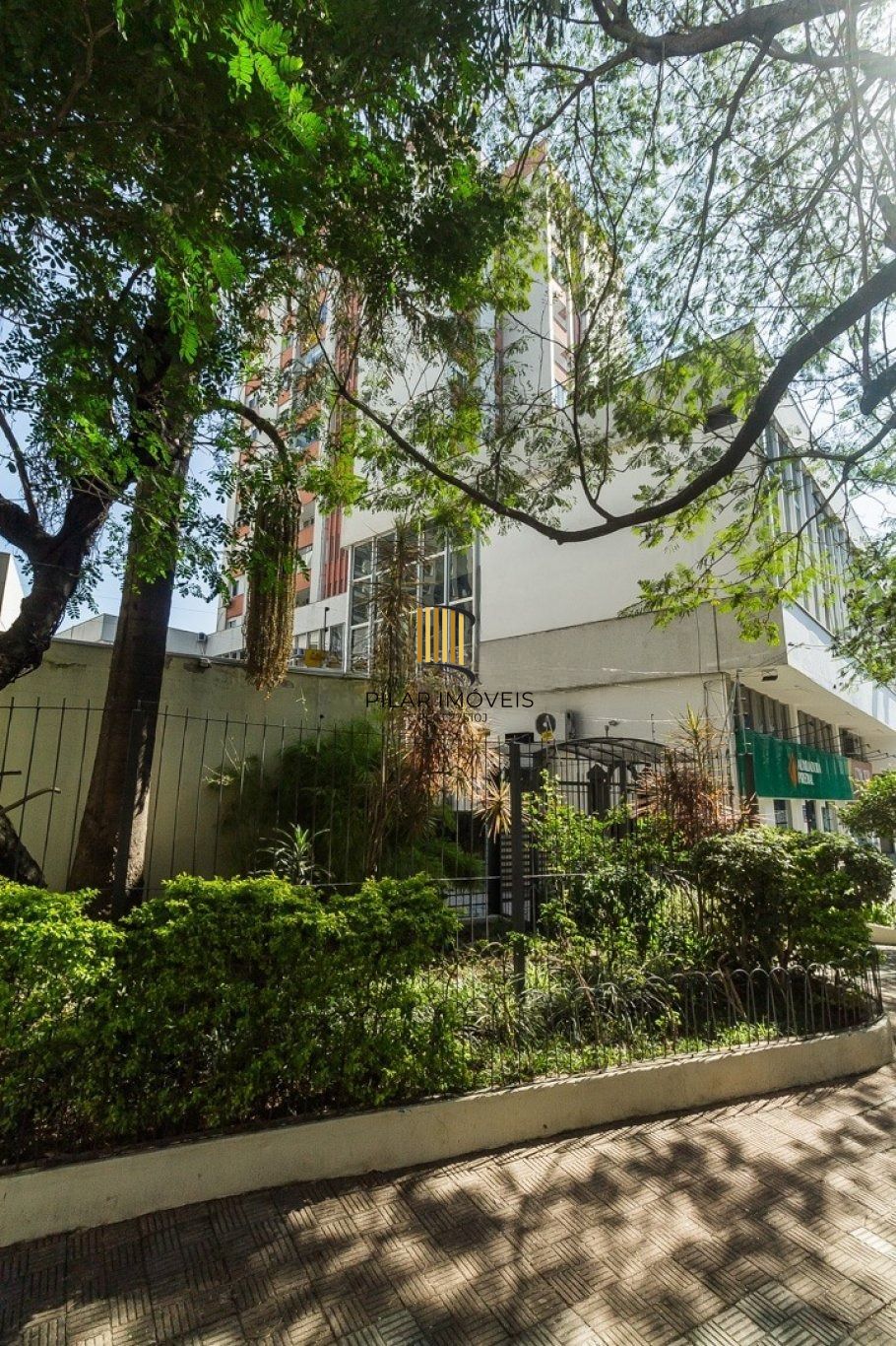 Apartamento mobiliado com 76m², 2 dormitórios e sol da manhã no bairro Floresta