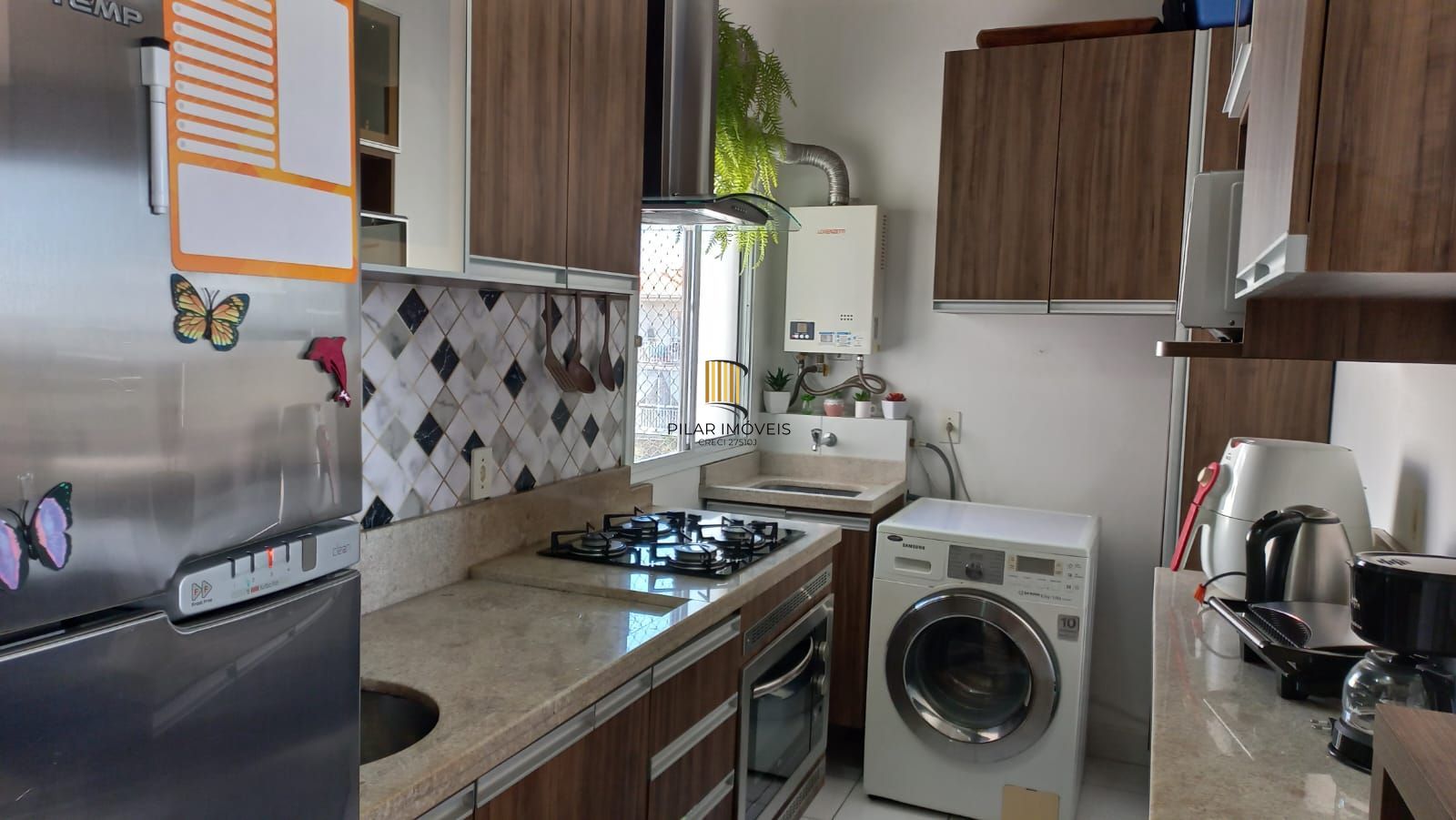 Apartamento com sacada, todo mobiliado de 3 dormitórios com suíte e 2 vagas de garagem.