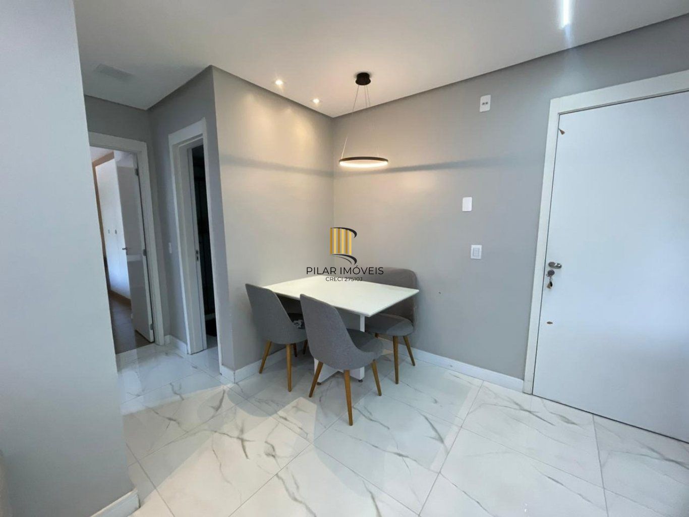 Apartamento de 2 dormitórios, elevador e 1 vaga de garagem em Canoas.