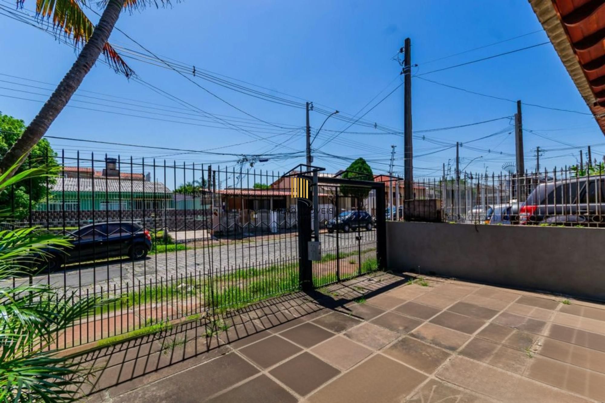 Casa com 3 dormitórios, 4 vagas e amplo pátio no Bairro Sarandí