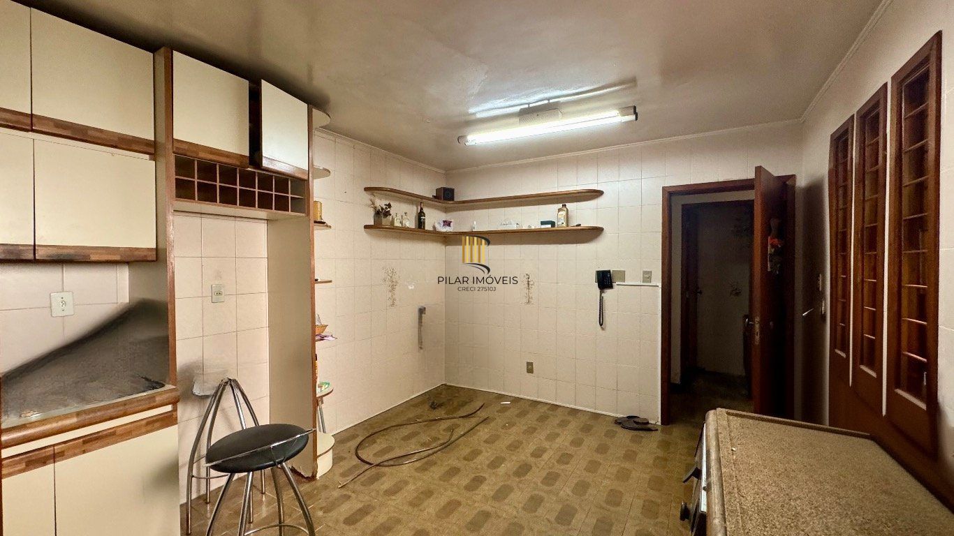 Casa com 350m², 4 quartos, 2 Suítes à venda em Azenha, Porto Alegre.