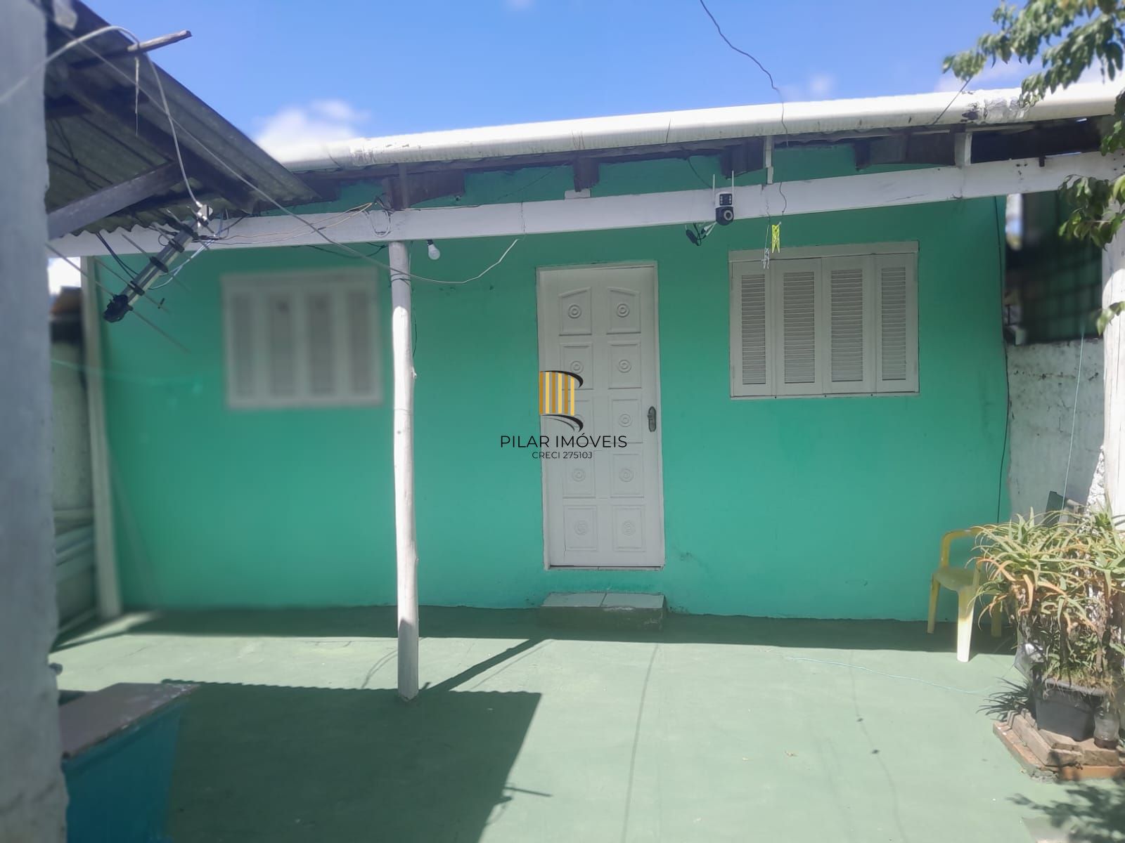 Casa com Pátio, 2 Quartos, vaga de garagem no Bairro Passos Das Pedras.