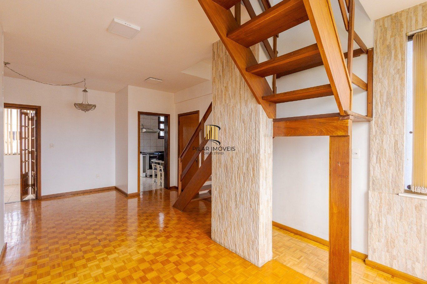 Cobertura com 4 quartos, 1 suíte e 2 vagas no bairro Passo da Areia.