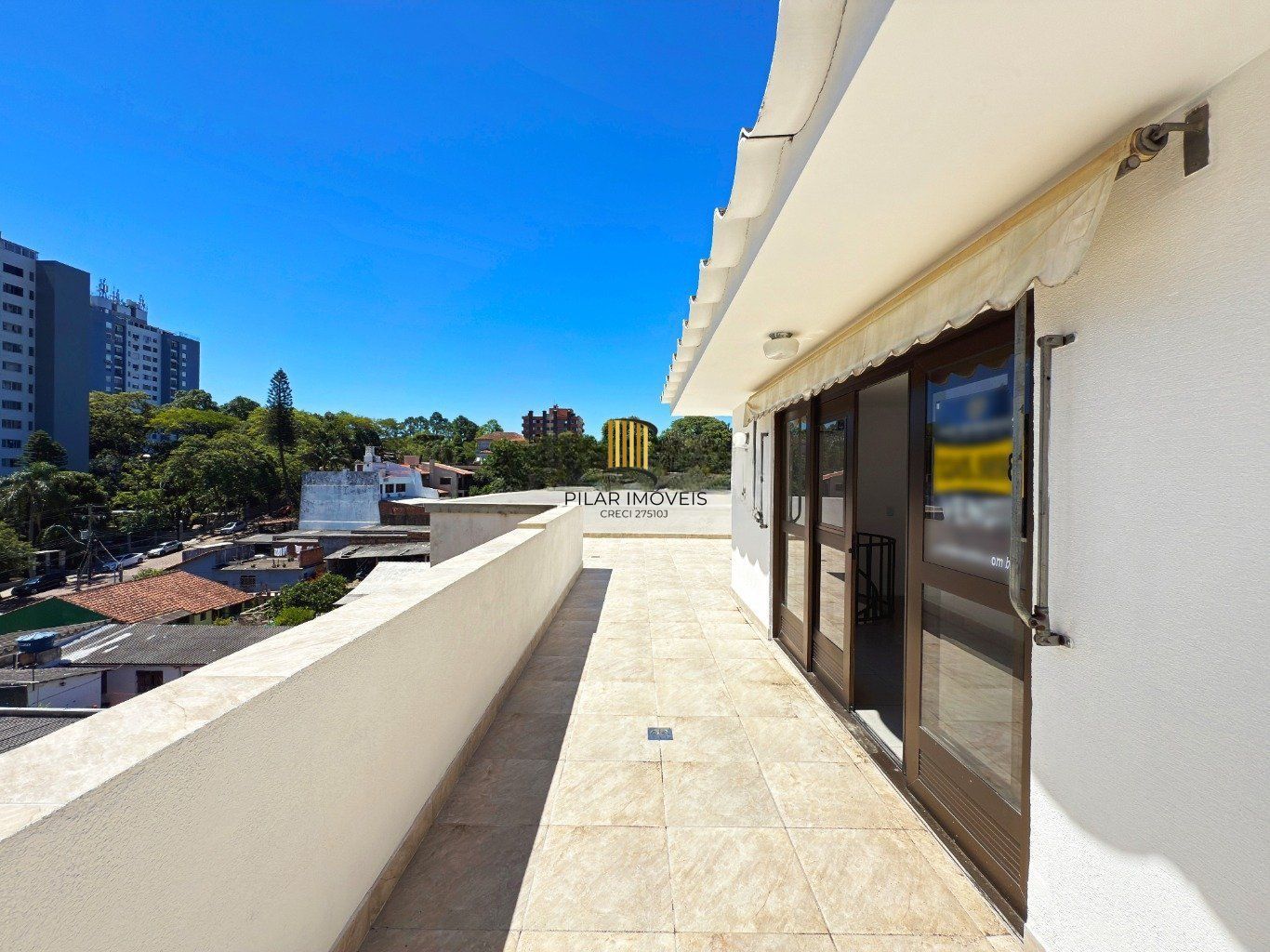 Cobertura com 2 quartos, vaga, elevador e churrasqueira  no bairro Cristal.