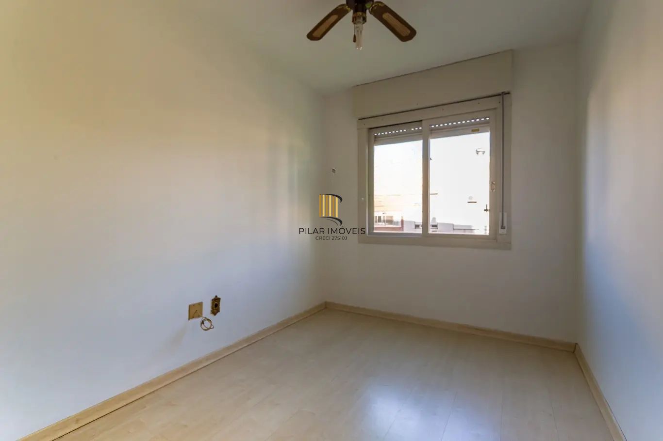 Apartamento com 3 dormitórios e 1 vaga de garagem no bairro Azenha.