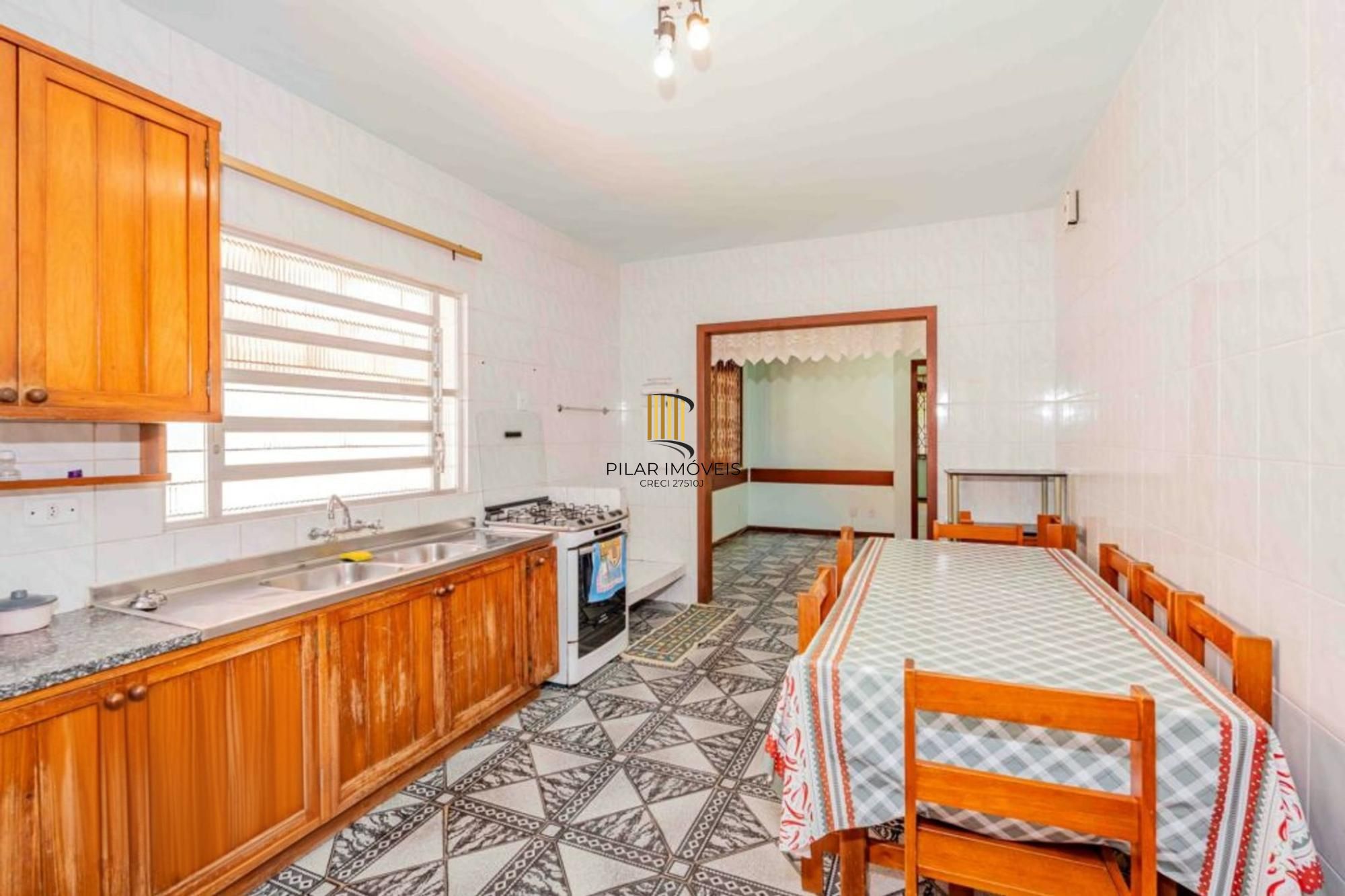 Casa de 2 quartos, 2 banheiros,pátio,churrasqueira, 7 vagas no bairro Guarujá.