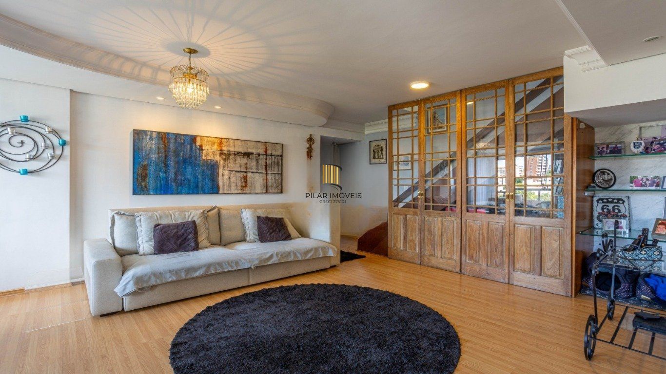 Cobertura com 3 Quartos, 1 suíte, 2 vagas e 211m²  no Petrópolis.