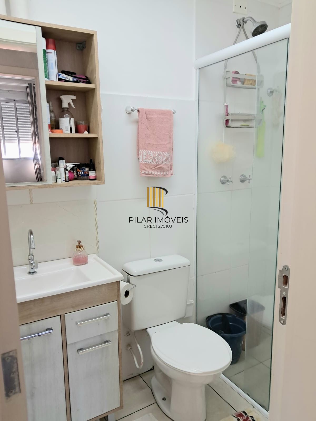 Apartamento semi mobiliado 2 dormitórios 1 vaga de garagem na Rua Sadi Castro.