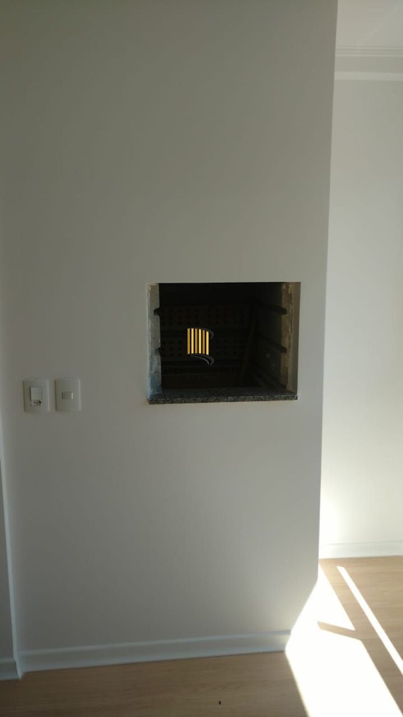 Apartamento de 2 dormitórios, elevador e 1 vaga de garagem.