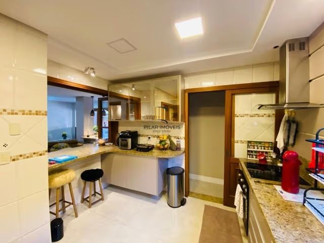 Casa de 3 dormitórios, elevador e 3 vagas de garagem em Canoas.