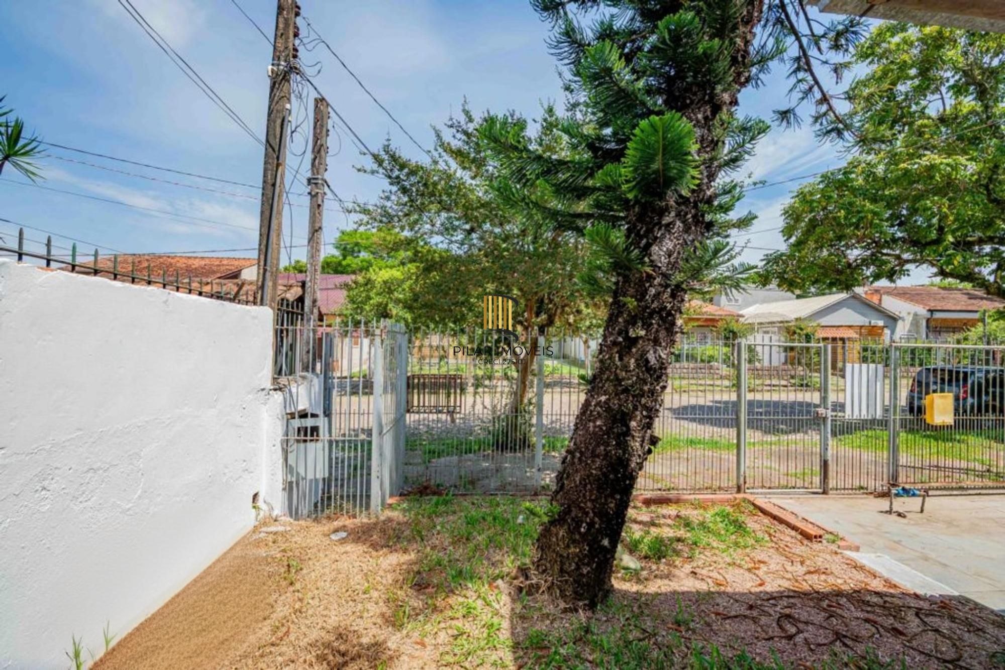 Casa de 2 dormitórios, churrasqueira, pátio, 4 vagas no bairro Ipanema