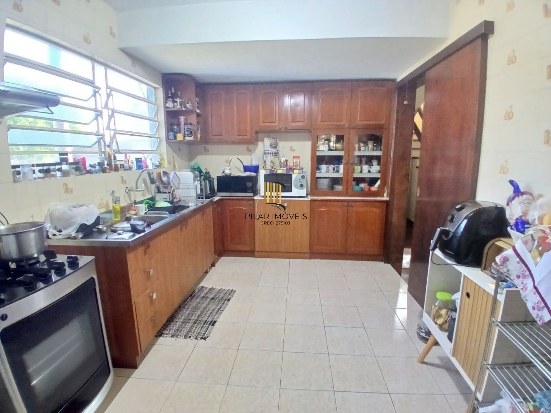 Casa com 3 dormitótrios, piscina e 2 vagas de garagem em Canoas.