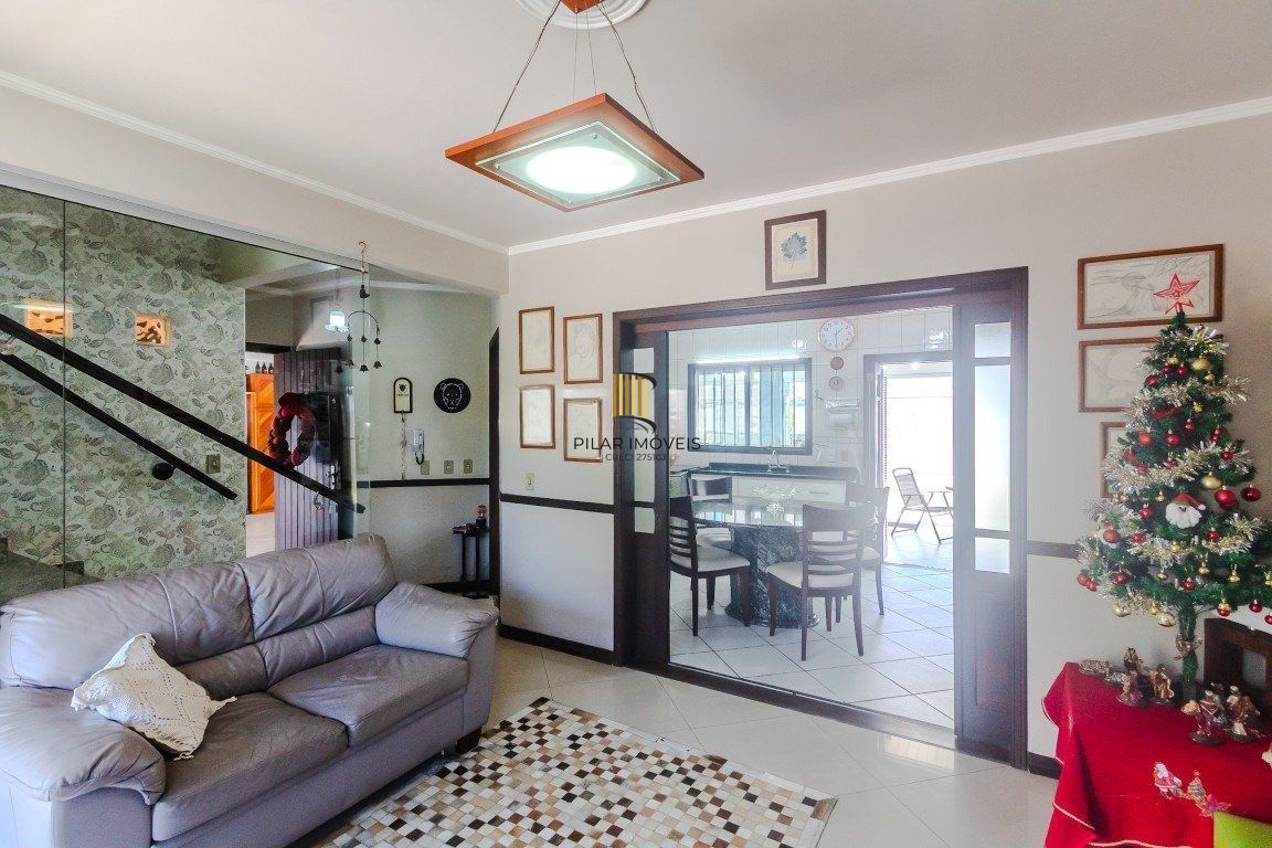 Casa de 4 dormitórios, sendo 1 suíte e 4 vagas de garagem em Canoas.