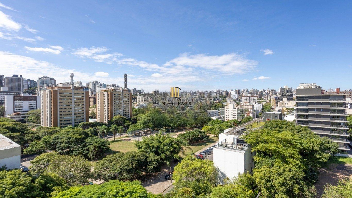 Cobertura com 3 Quartos, 1 suíte, 2 vagas e 211m²  no Petrópolis.