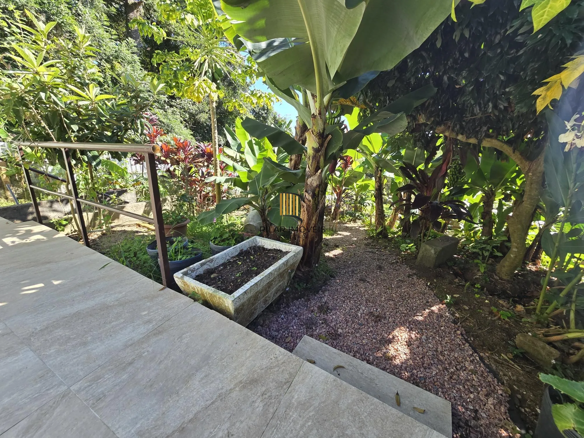 Casa 3 dormitórios, 1 suíte, 4 vagas 210 m² privativos no Belém Novo.