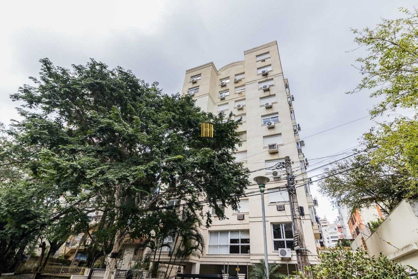 Apartamento com 2 quartos (1 suíte) e 2 vagas de garagem no Bairro Mont Serrat.