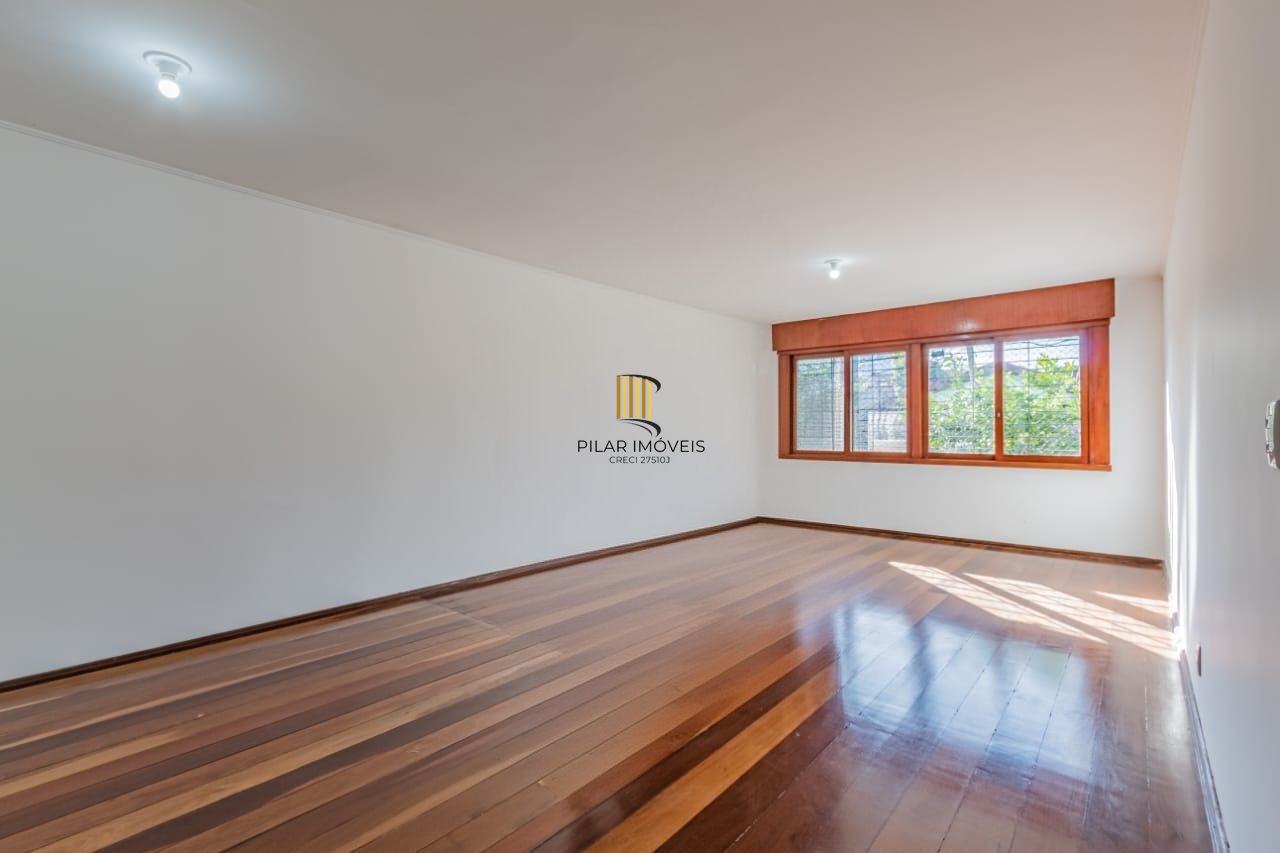 Casa com 3 dormitórios e 4 vagas no Bairro Jardim Lindóia