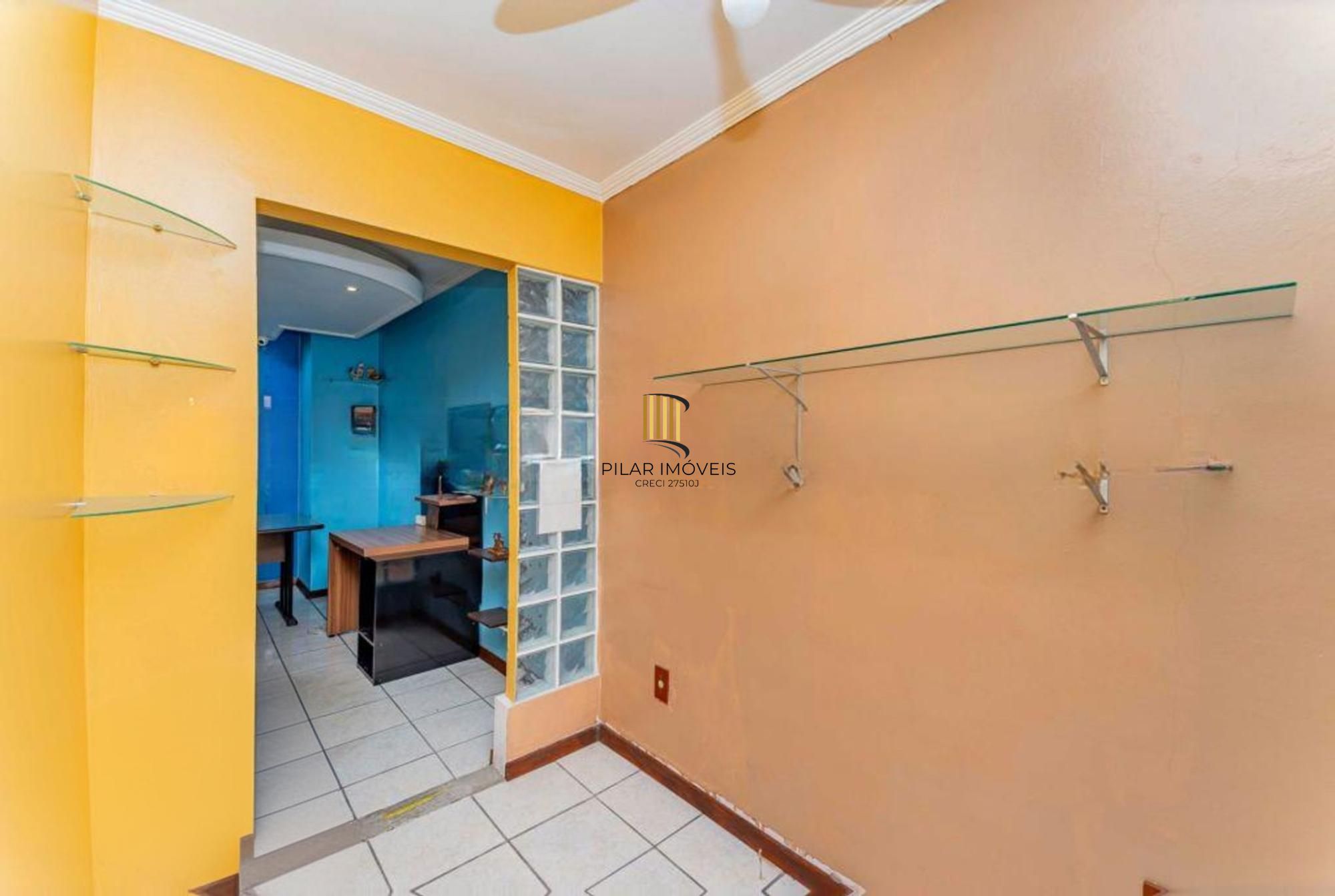 Casa de 3 quartos, churrasqueira, terraço, 2 vagas no bairro Glória.