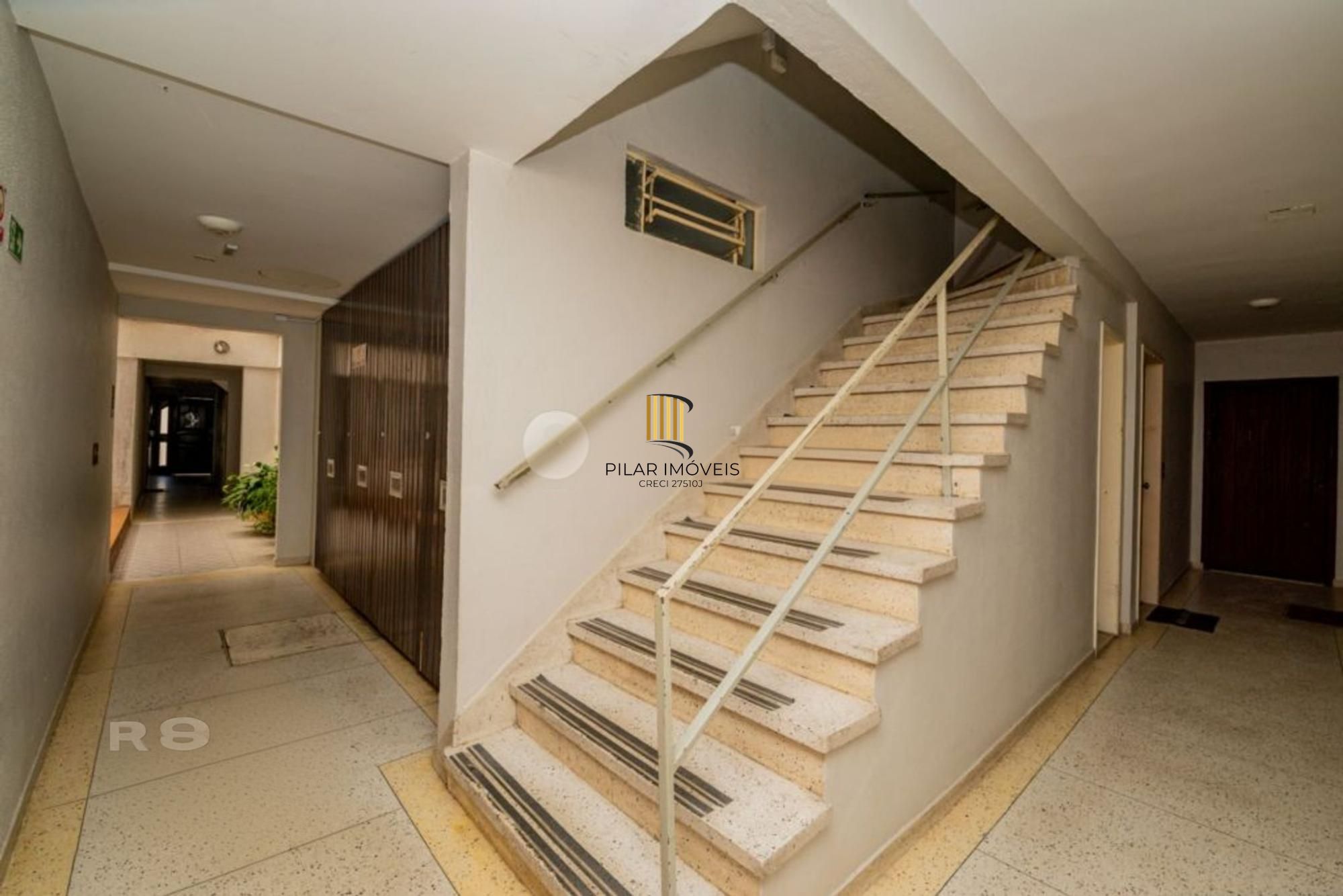 Apartamento com 2 quartos, 2 banheiros e 1 vaga no bairro Azenha.