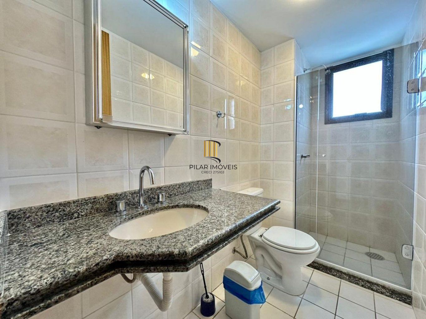 Apartamento com 3 quartos, vaga e elevador no Bairro Menino Deus