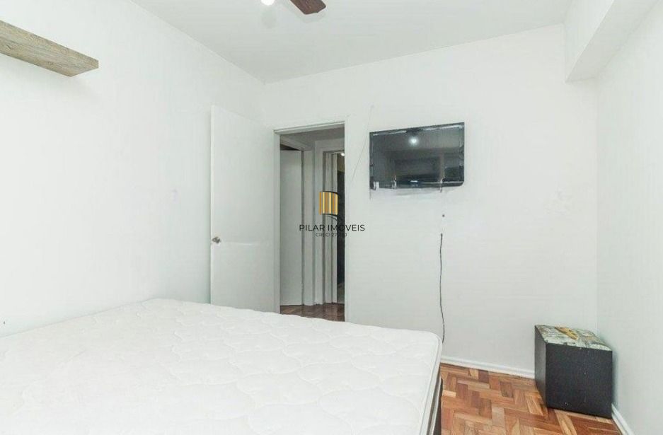 Apartamento de 2 dormitórios com sacada e 1 vaga no Petrópolis.