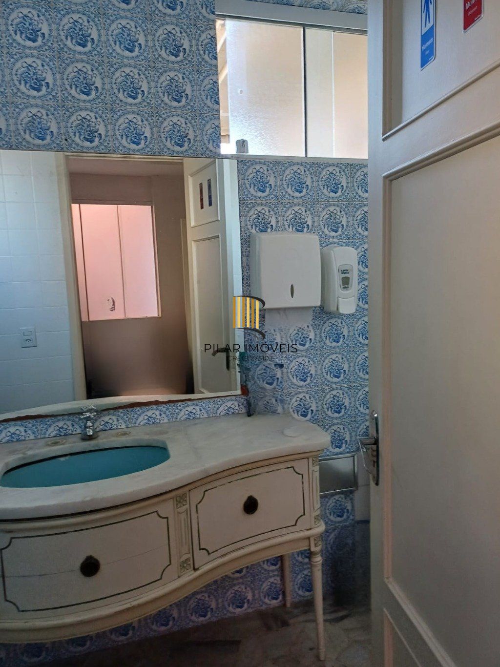 Casa com 3 quartos, 3 banheiros, 300m² e 8 vagas no Menino Deus.