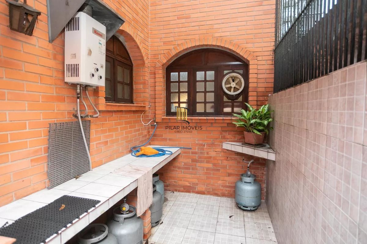 Casa à venda com 280m², 4 quartos e 2 vagas no bairro Auxiliadora