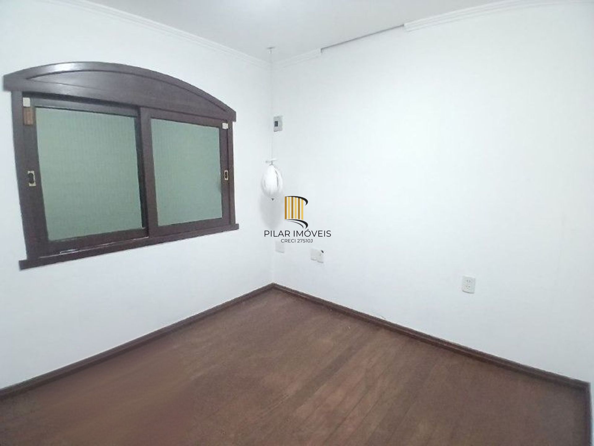 Casa de 3 dormitórios, piscina e 4 vagas de garagem em Canoas.