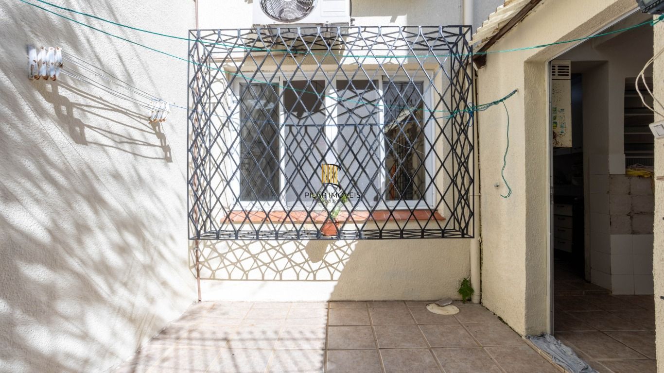 Apartamento térreo com pátio à venda no Bom Fim – 2 dormitórios e dependência