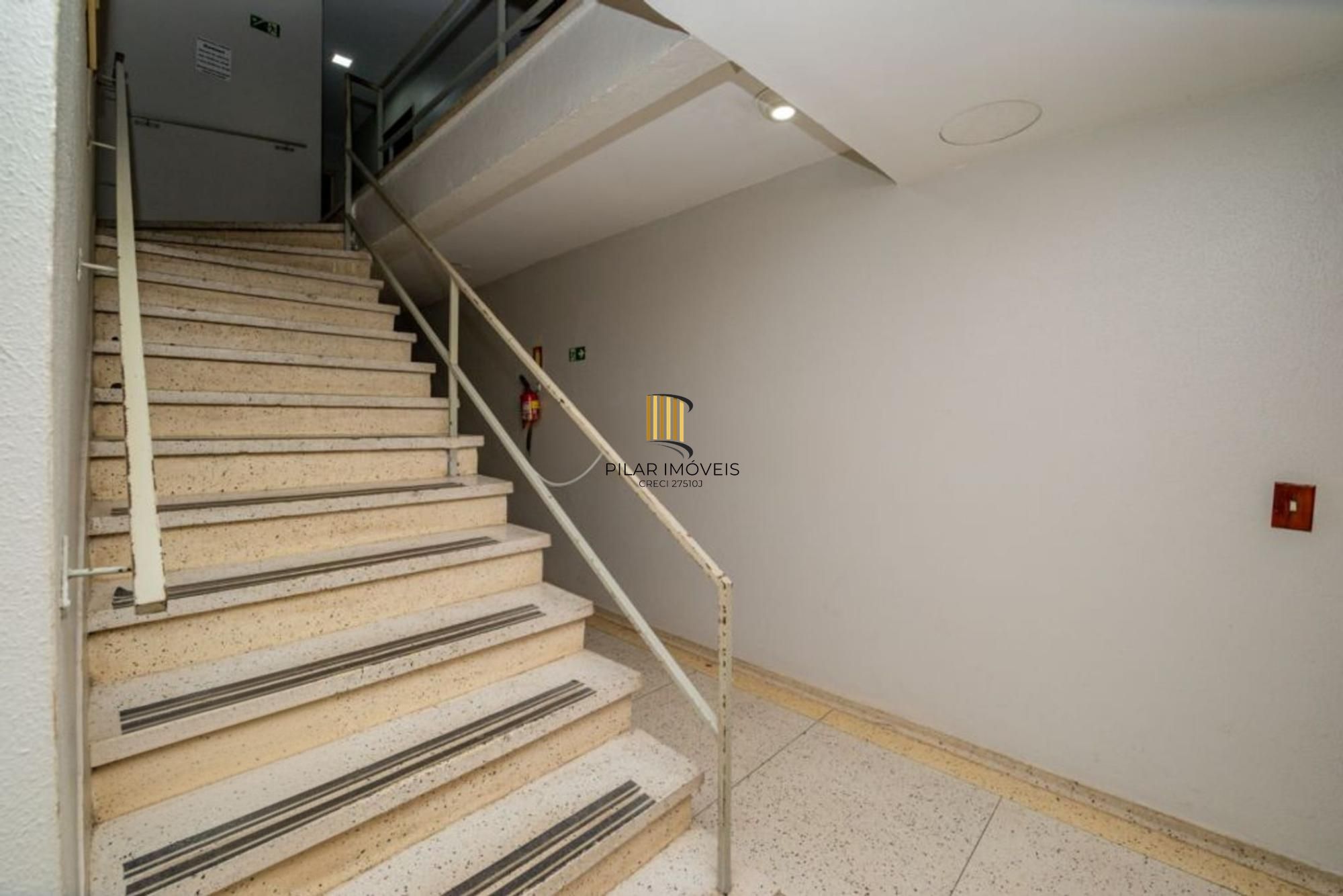 Apartamento com 2 quartos, 2 banheiros e 1 vaga no bairro Azenha.