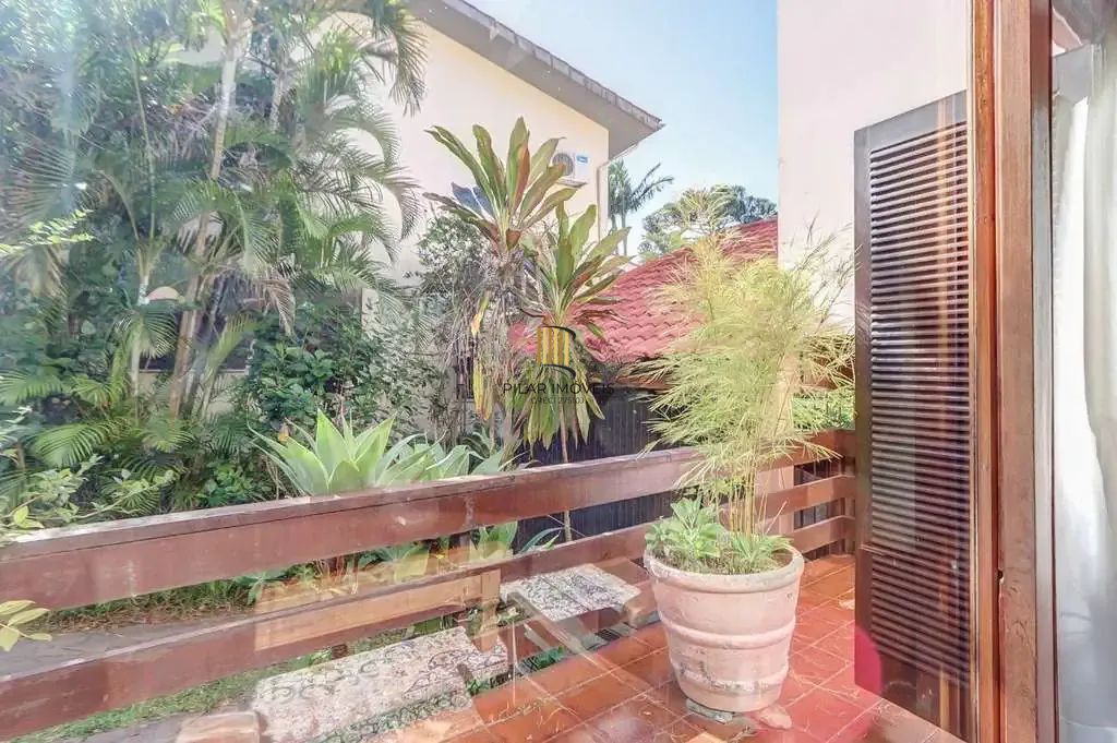 Casa em condominio, 3 quartos, 3 suítes 2 vagas e piscina na Cavalhada.