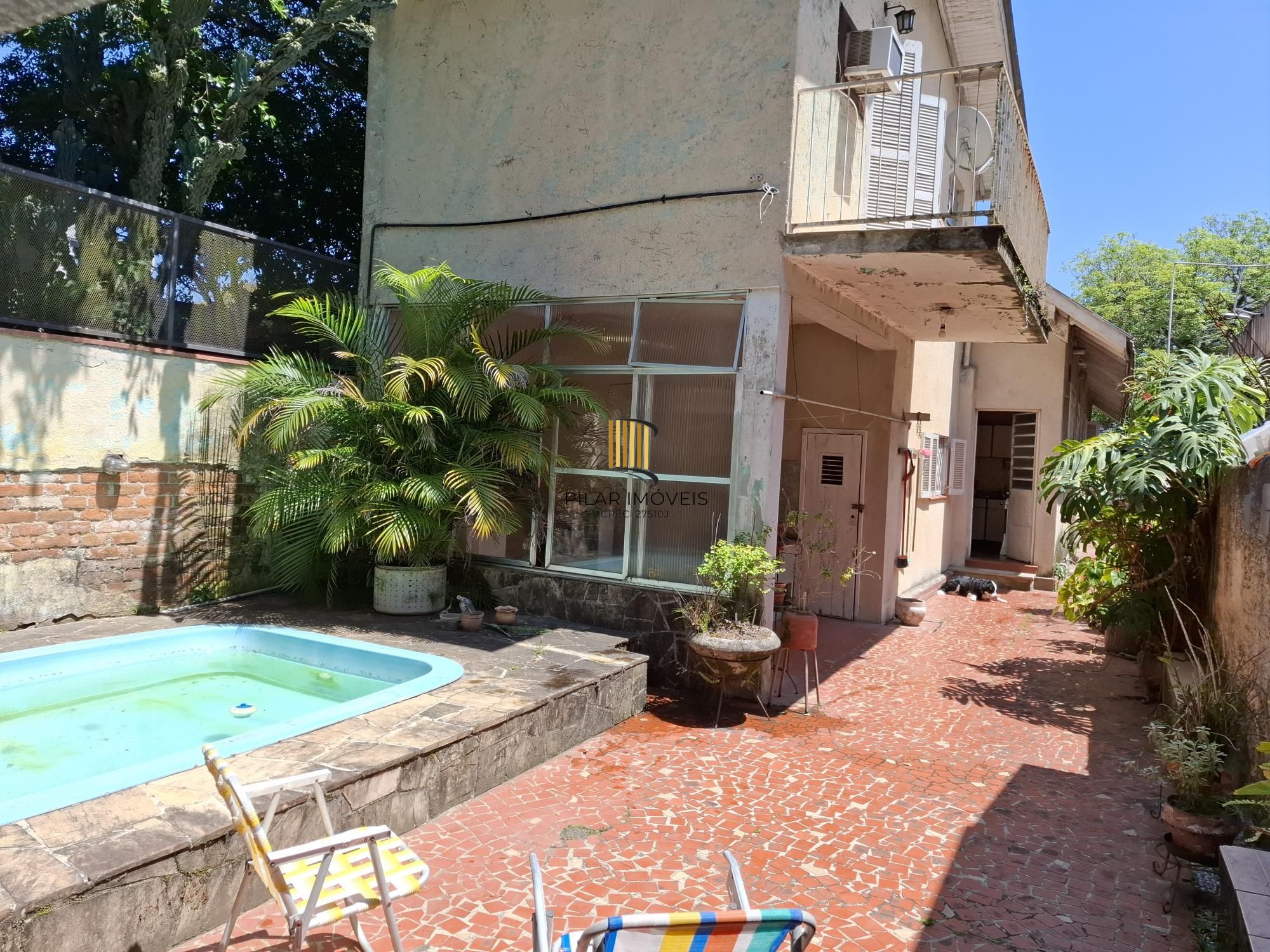 Casa no Bairro Petrópolis, à 800 metros da Encol, com pátio e piscina.