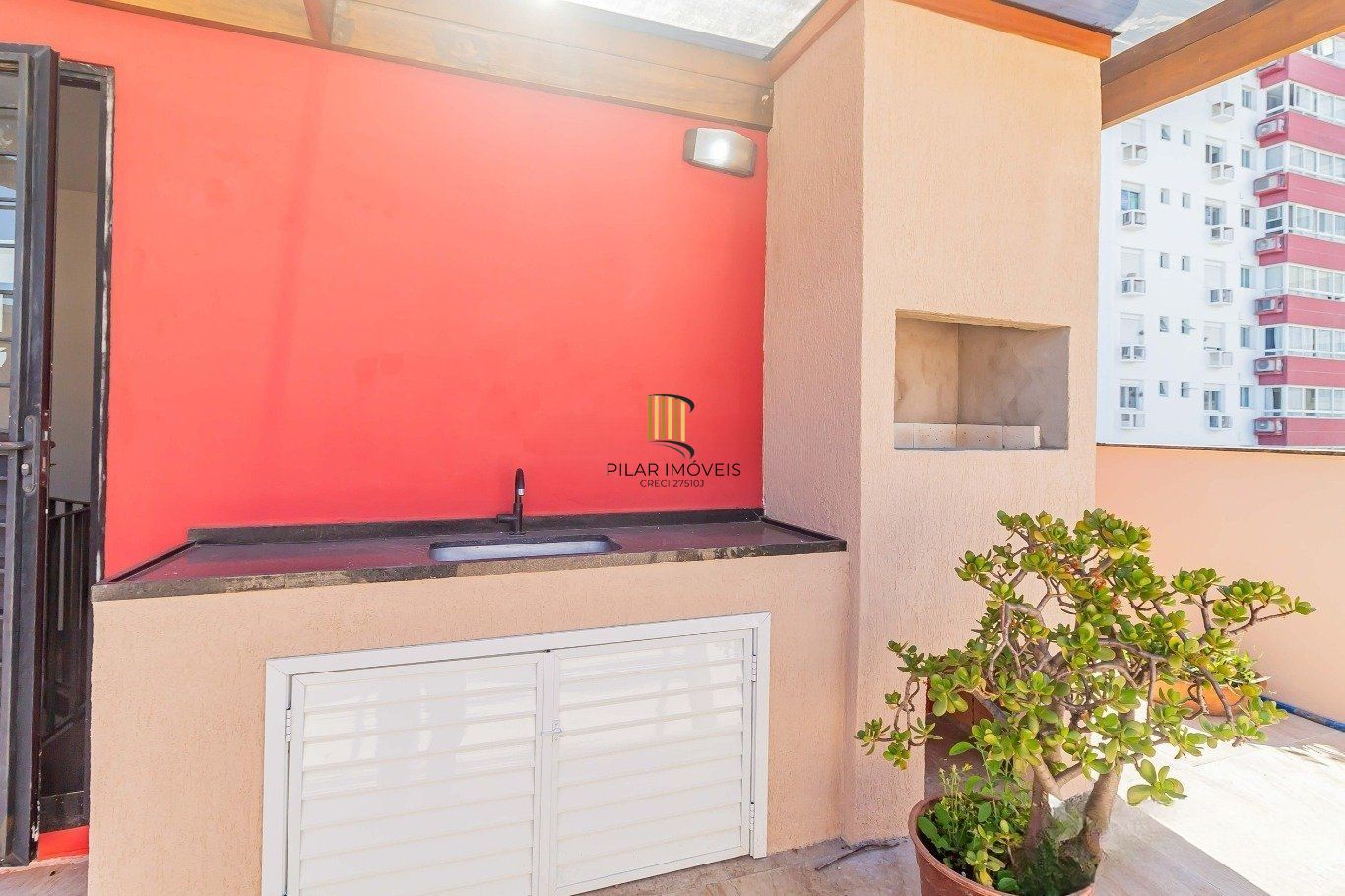 Prédio Comercial á venda com 2 salas e terraço no bairro Menino Deus