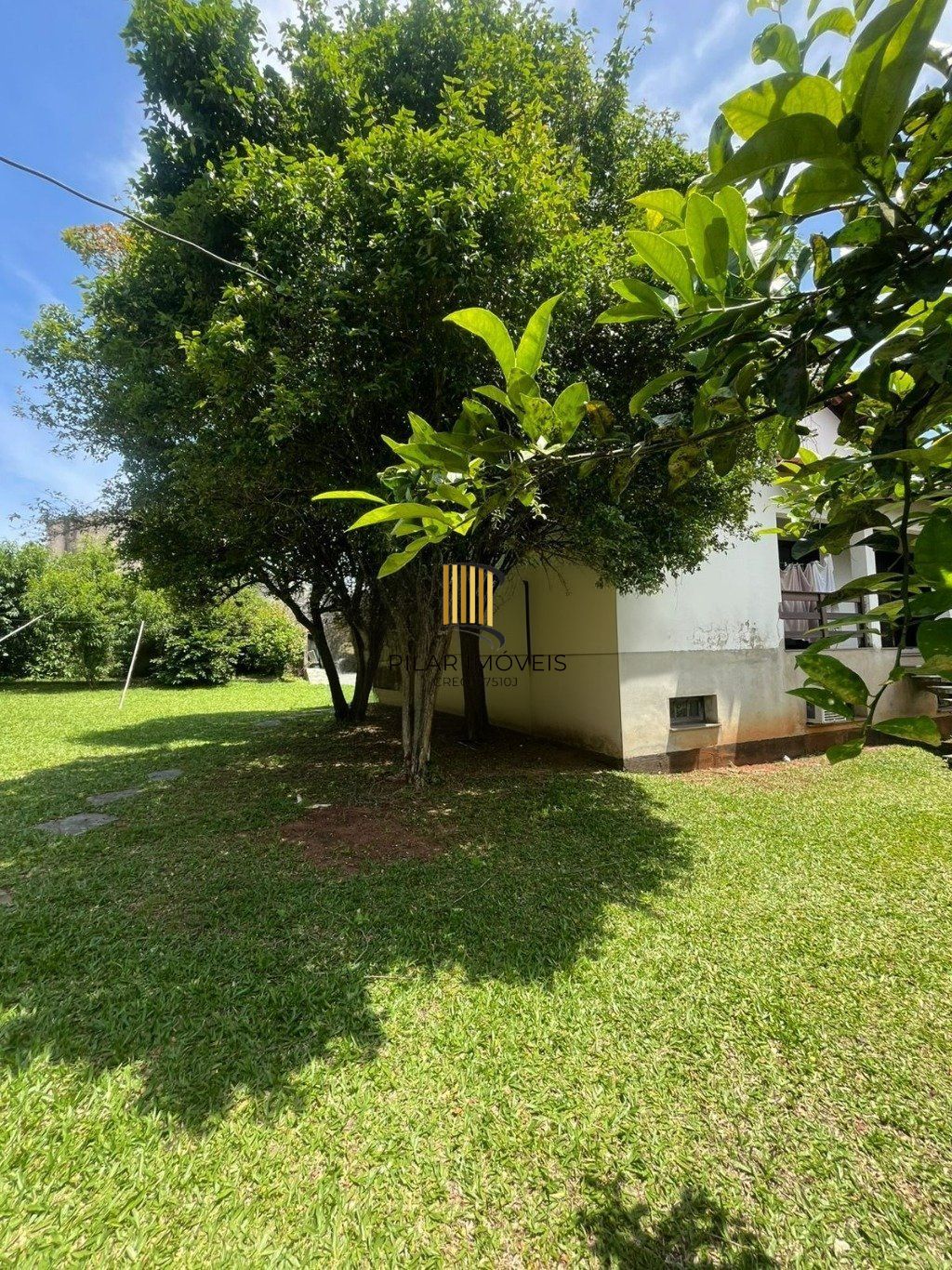 Casa de 3 dormitórios e 4 vagas de garagem em Cachoeirinha.