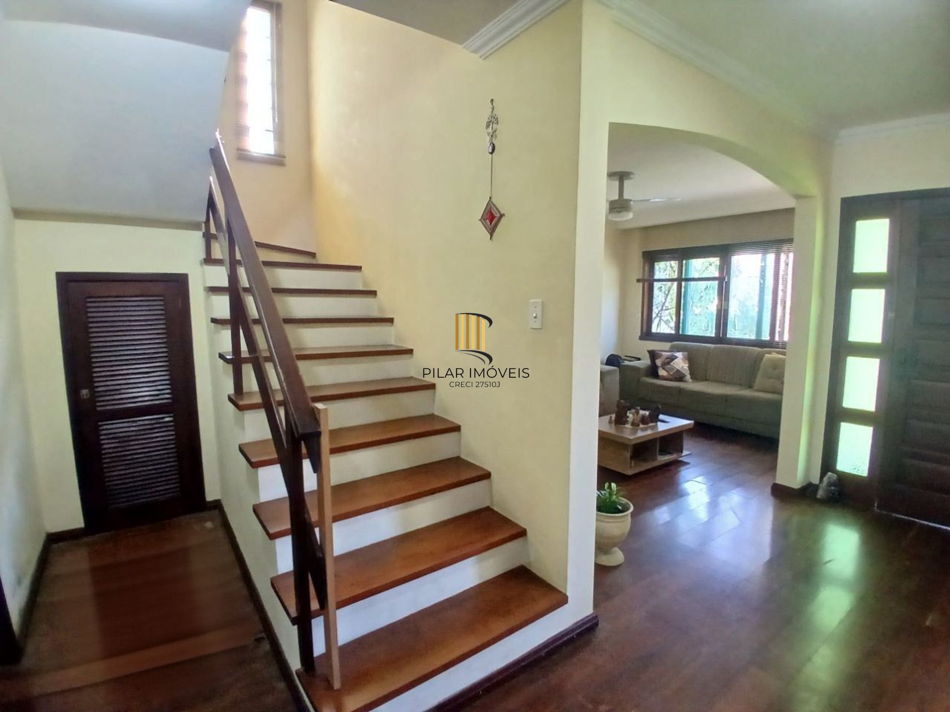 Casa com 3 dormitótrios, piscina e 2 vagas de garagem em Canoas.