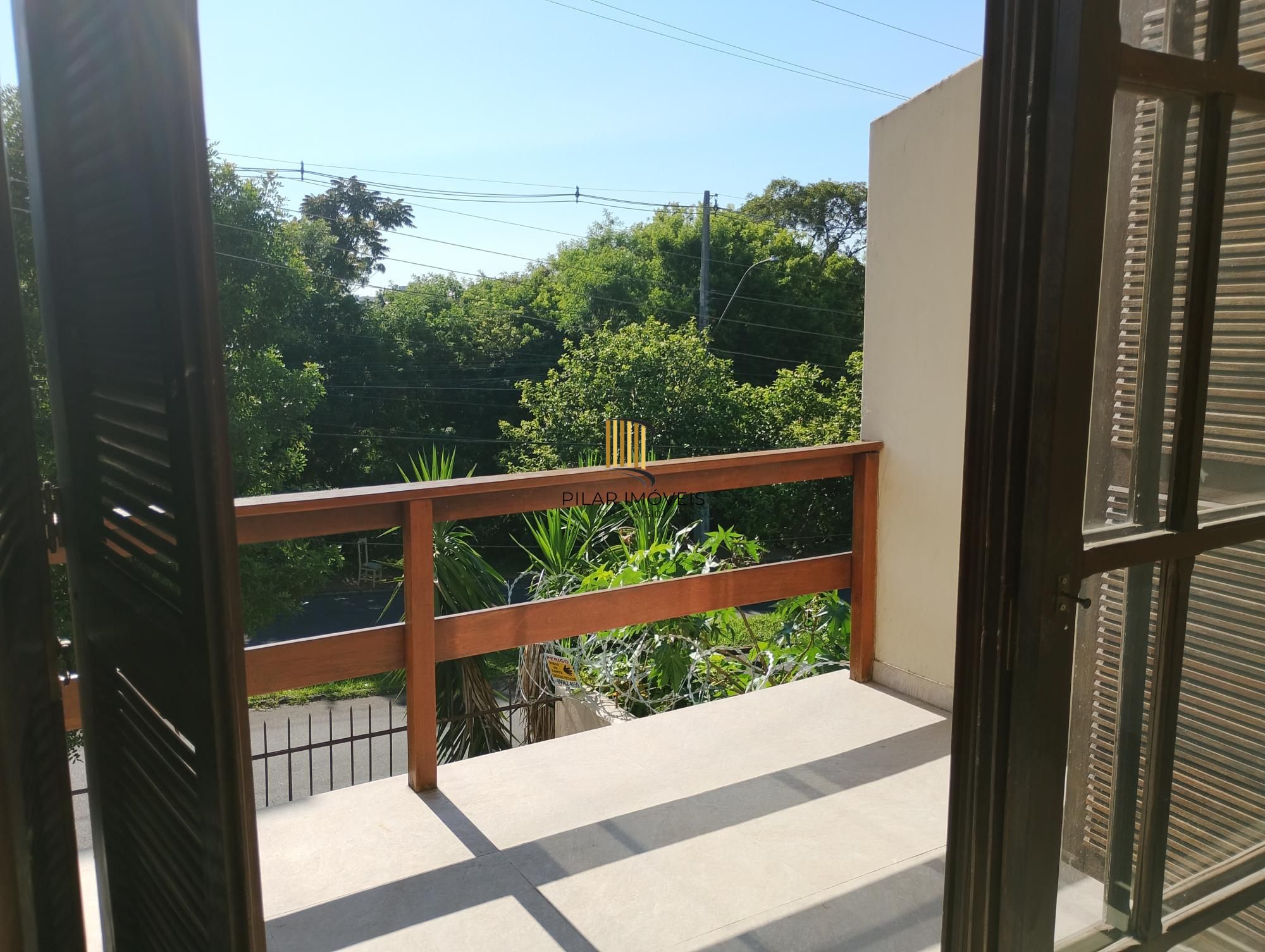 Casa com 3 quartos, 4 vagas de garagem e com pátio no bairro Parque Santa Fé