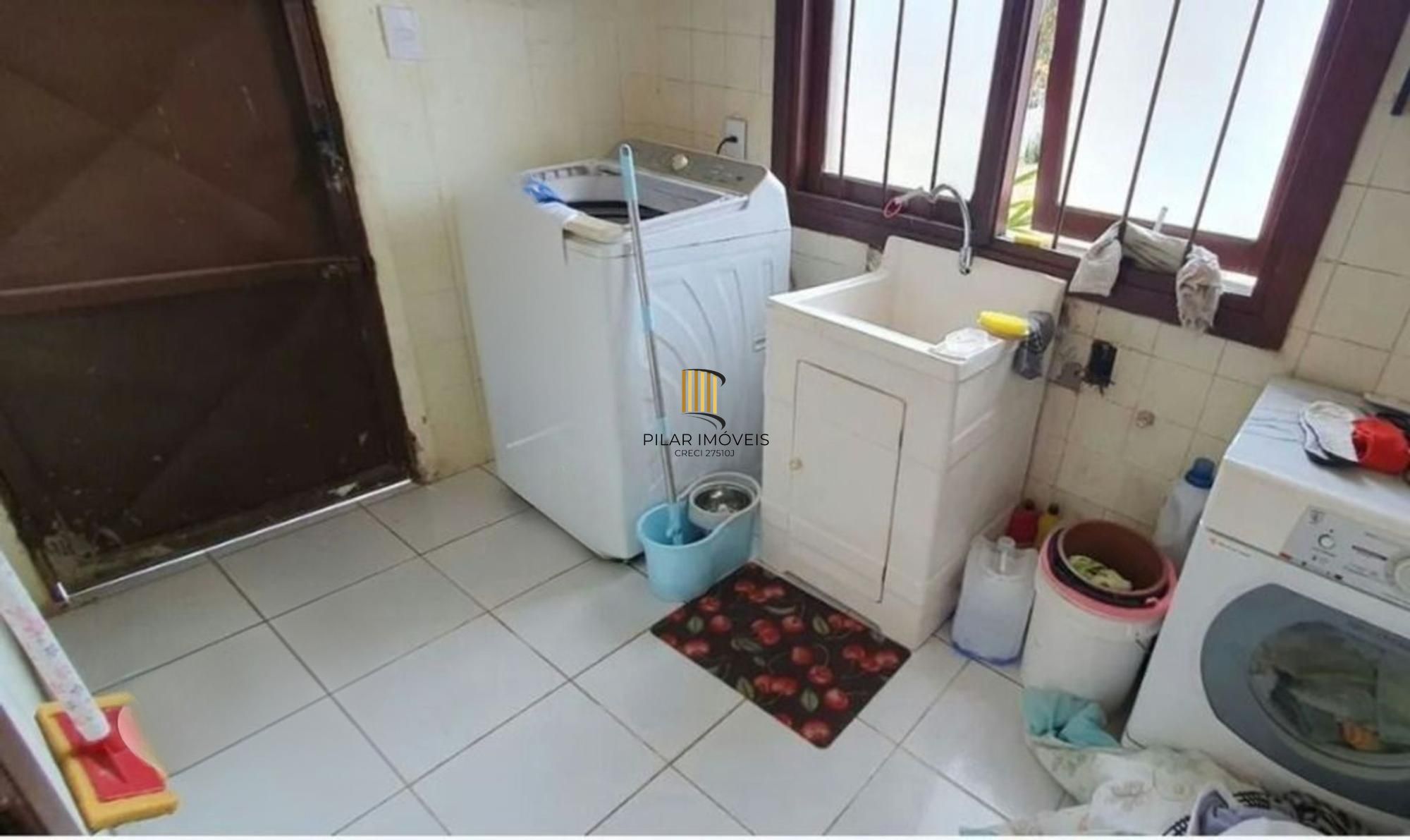 Casa com 5 quartos, piscina e 3 vagas de garagem em Canoas.