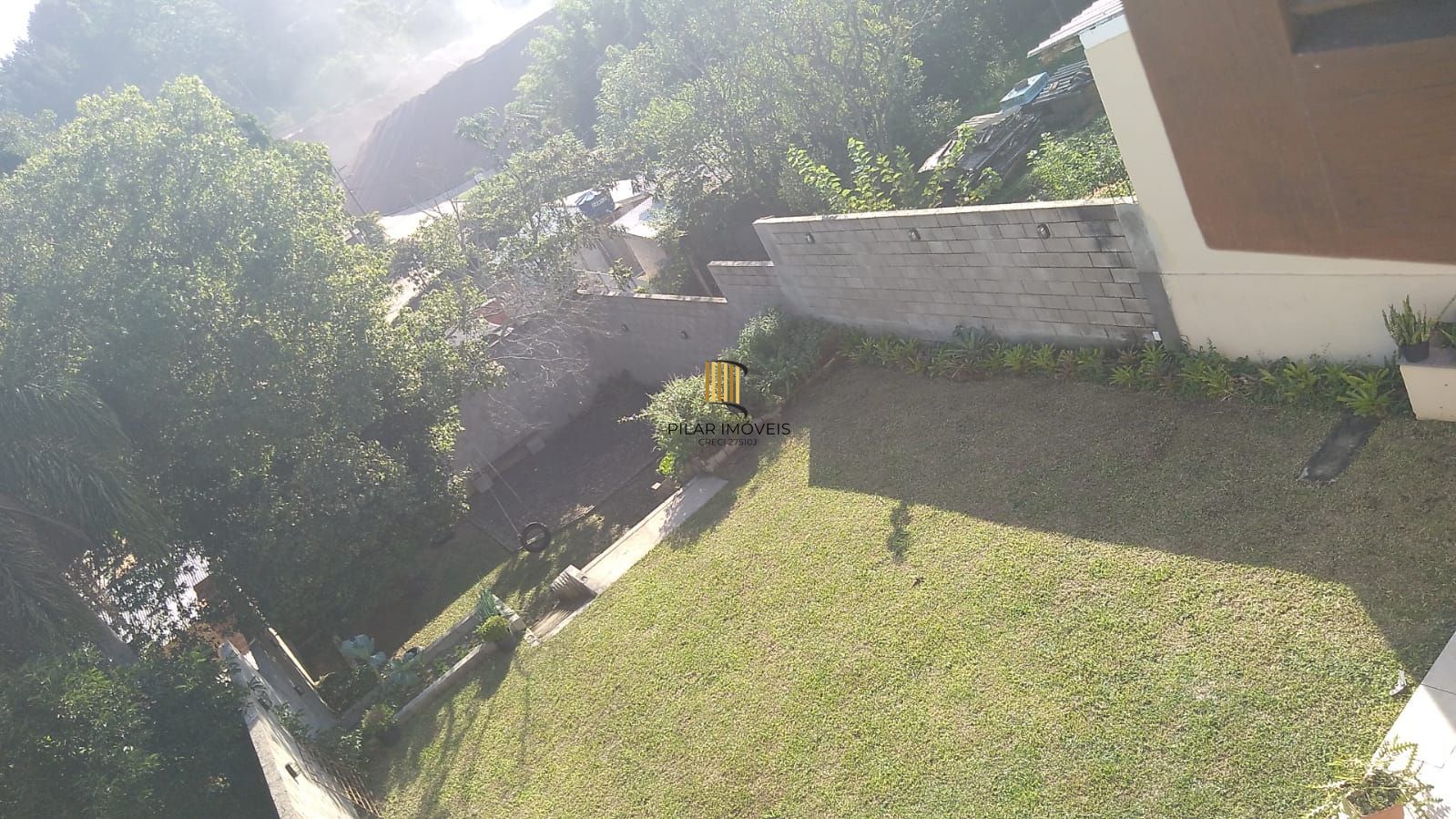 Casa de 2 quartos, churrasqueira, pátio, 2 vagas no bairro Lomba do Pinheiro