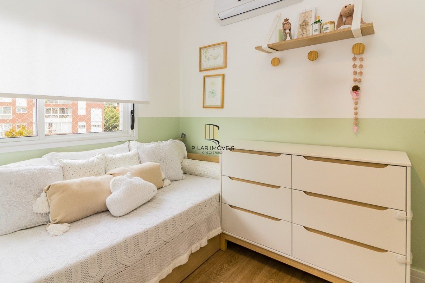 Apartamento com 2 quartos (1 suíte) e 2 vagas de garagem no Bairro Mont Serrat.