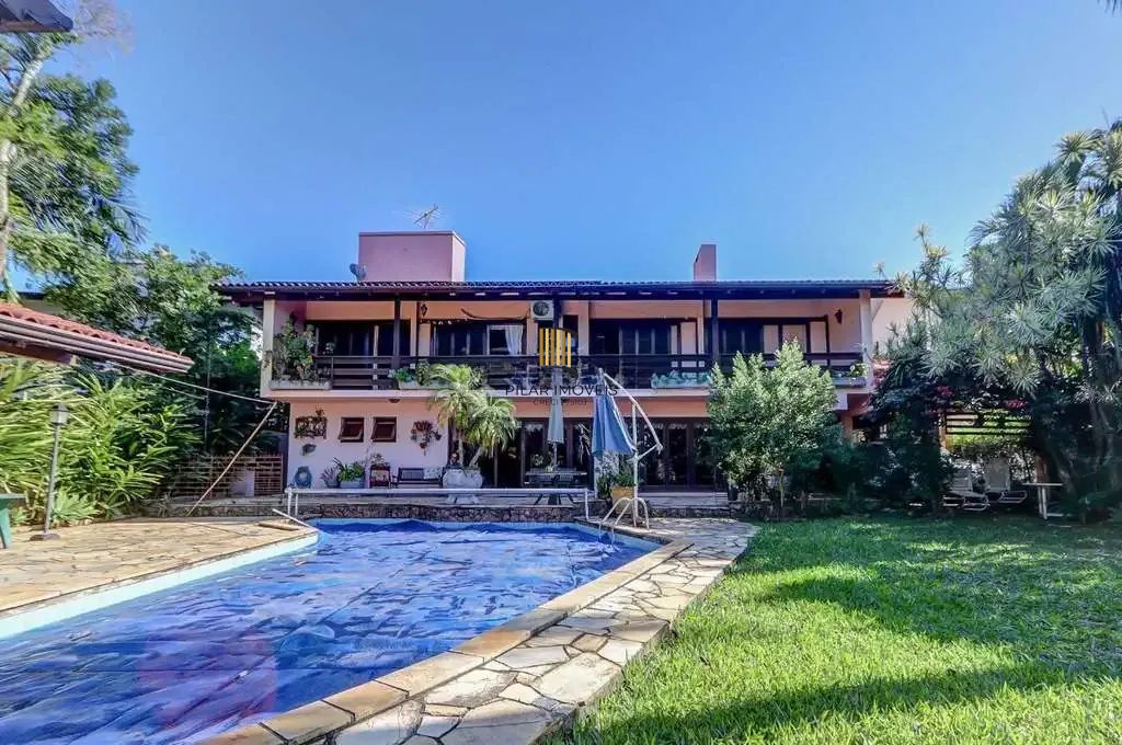 Casa em condominio, 3 quartos, 3 suítes 2 vagas e piscina na Cavalhada.