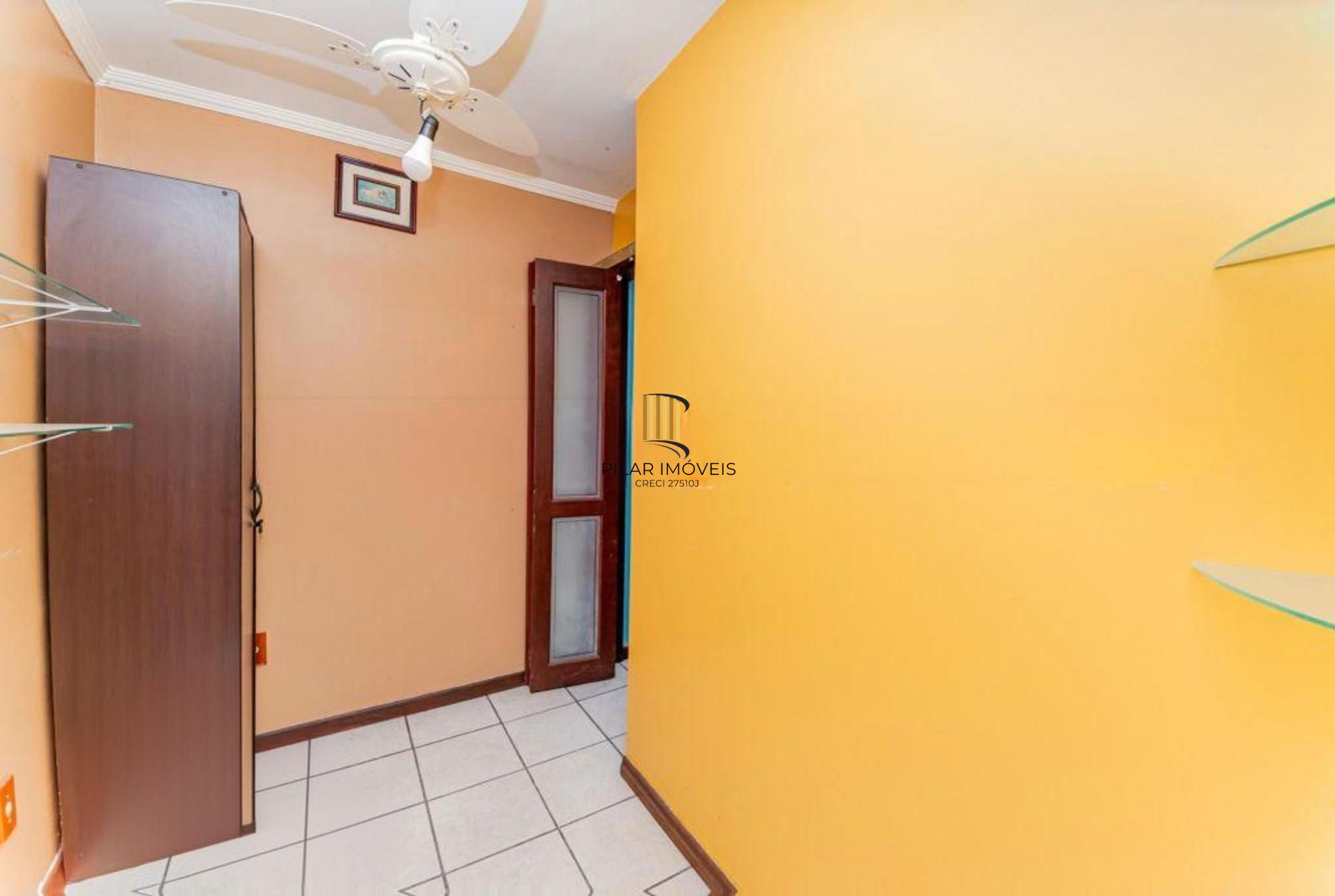 Casa de 3 quartos, churrasqueira, terraço, 2 vagas no bairro Glória.