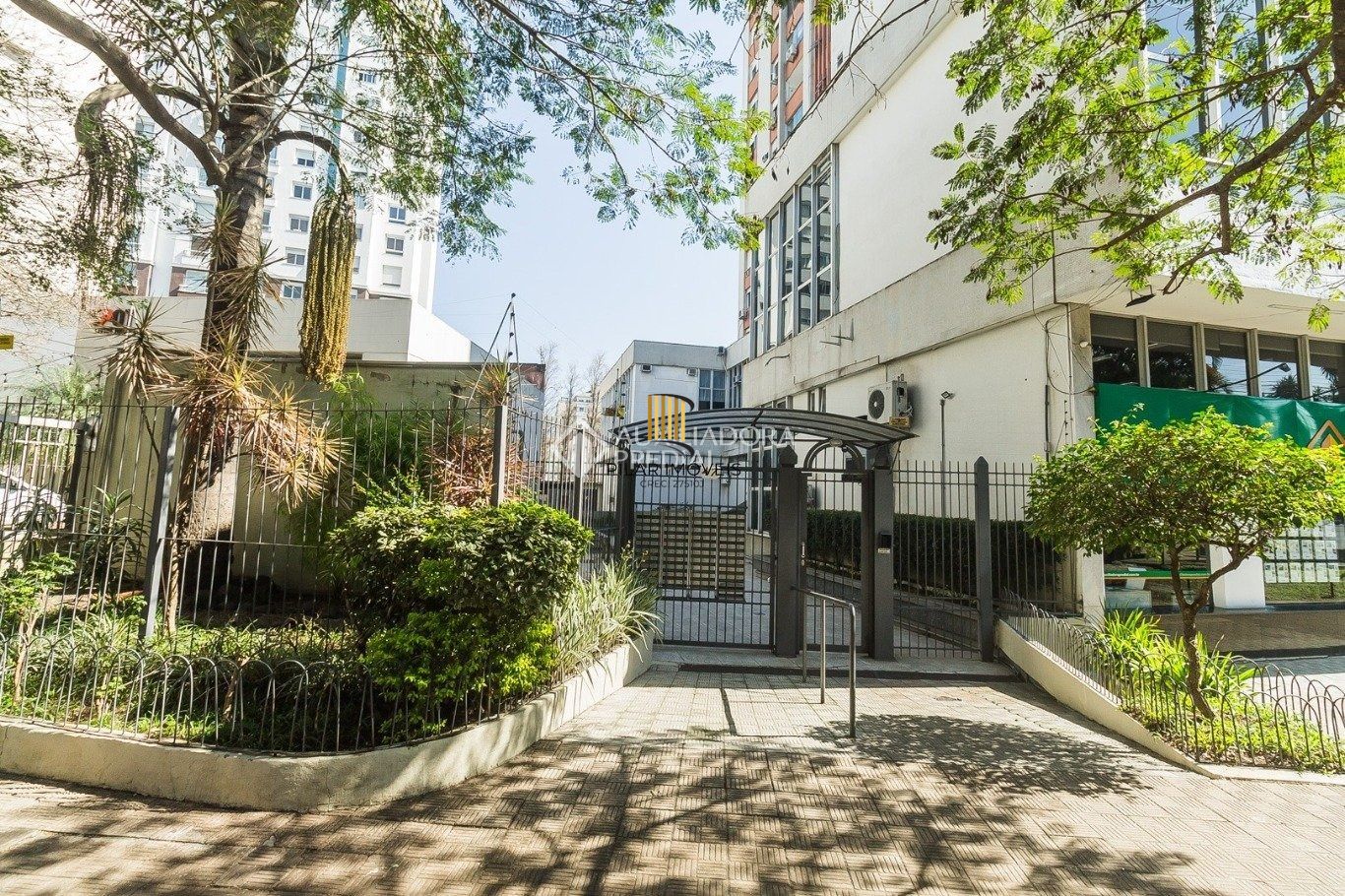 Apartamento mobiliado com 76m², 2 dormitórios e sol da manhã no bairro Floresta